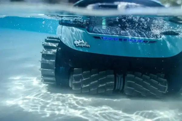 Robot vệ sinh hồ bơi Dolphin Eon hứa hẹn sẽ làm sạch cả vùng nước nông.